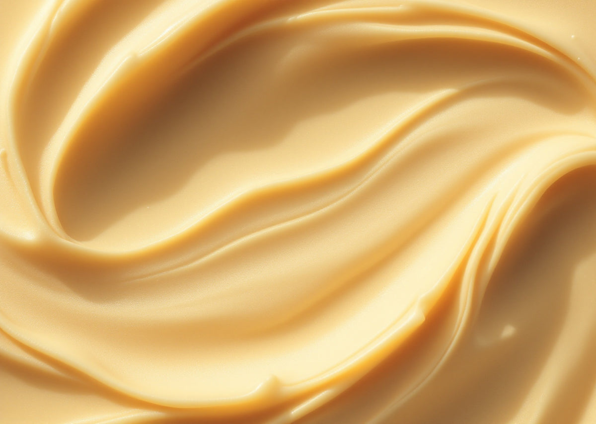 Macro d'une texture de baume corps beige doré en volutes — CAMENYS