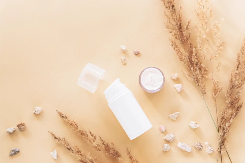 Crème de jour et crème de nuit posées dans une ambiance naturelle beige et lumineuse