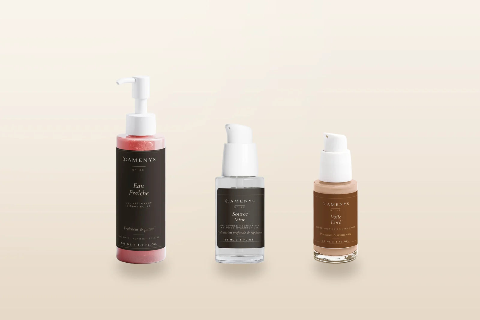 Trois soins CAMENYS d'une routine minimaliste — nettoyant, gel hydratant et crème solaire teintée — sur fond crème lumineux