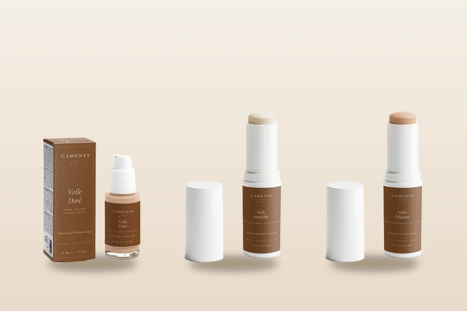 Trois protections solaires CAMENYS — crème teintée SPF30 et sticks minéraux SPF50 — sur fond crème naturel