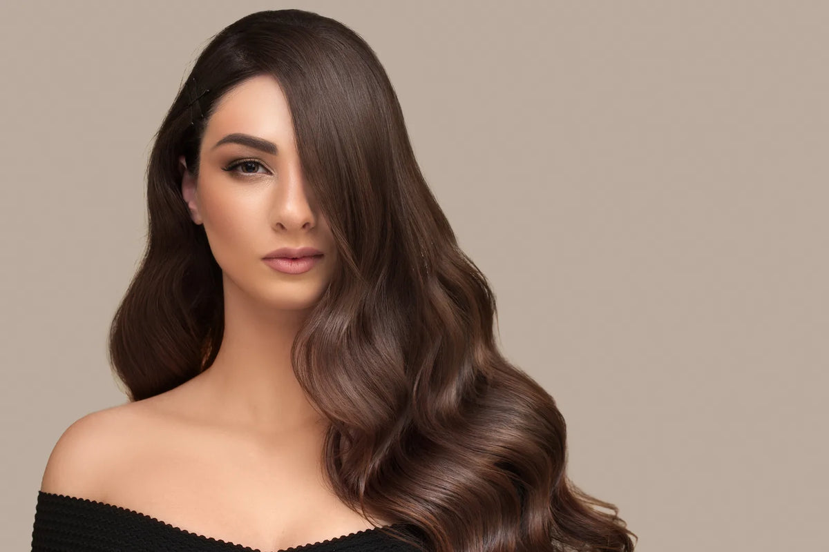 Femme aux cheveux épais et volumineux — soin volume naturel à la kératine CAMENYS
