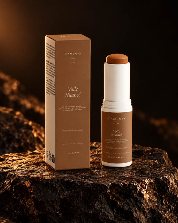 Voile Nuancé Ambrée — stick solaire teinté SPF30 et sa boîte — CAMENYS