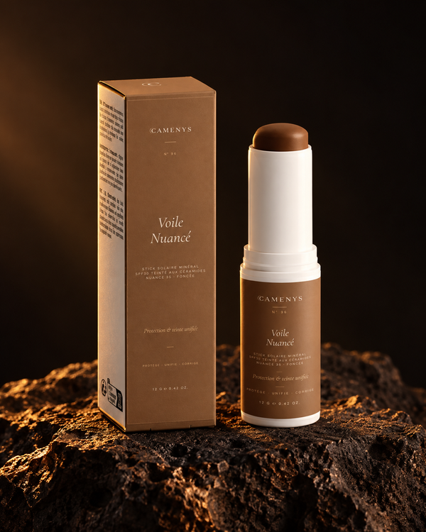 Voile Nuancé Foncée — stick solaire teinté SPF30 et sa boîte — CAMENYS