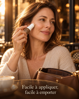 Femme appliquant le stick Voile Nuancé sur la joue — CAMENYS