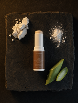 Voile Invisible - Stick Solaire Minéral SPF50, Teint neutre — ingrédients flat lay — CAMENYS