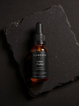 Calme Profond - Huile Visage Apaisante au CBD - 20 ml — ingrédients flat lay — CAMENYS