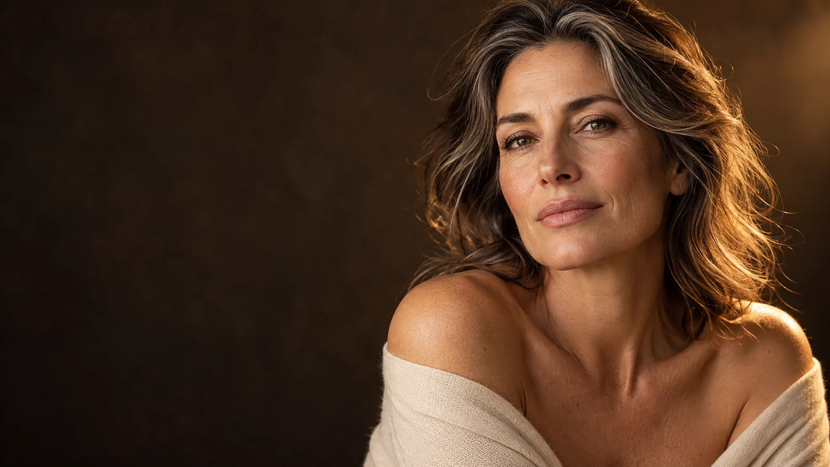 Portrait d'une femme adulte, peau naturelle, lumière dorée